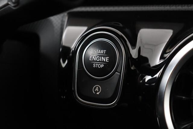 Mercedes-Benz A-KLASSE 180 AMG Night Upgrade | Panoramadak | DAB+ | Widescreen | Stoelverwarming | Camera | Navigatie | Park Assist | Full LED