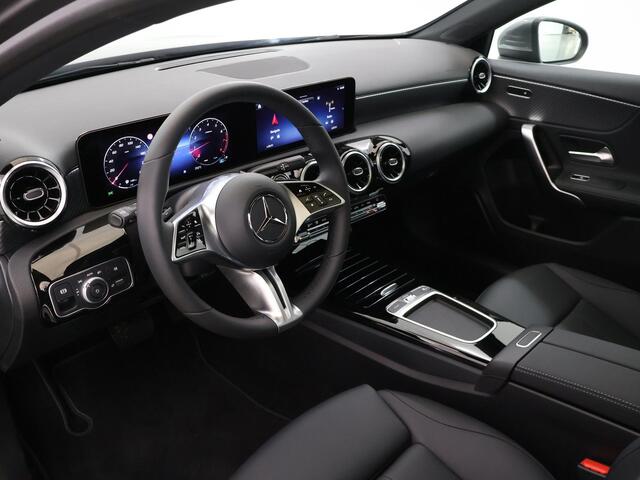 Mercedes-Benz A-KLASSE 180 Business Line |Elektrisch glazen panorama-dak| Getint glas | 2 zone clima | widescreen | Stoelverwarming