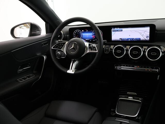 Mercedes-Benz A-KLASSE 180 Business Line |Elektrisch glazen panorama-dak| Getint glas | 2 zone clima | widescreen | Stoelverwarming