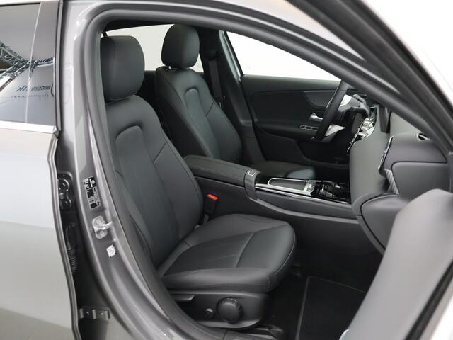 Mercedes-Benz A-KLASSE 180 Business Line |Elektrisch glazen panorama-dak| Getint glas | 2 zone clima | widescreen | Stoelverwarming