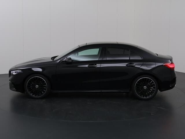 Mercedes-Benz A-KLASSE 180 Limousine Star Edition AMG Line | Night pakket | Camera | Panoramadak |