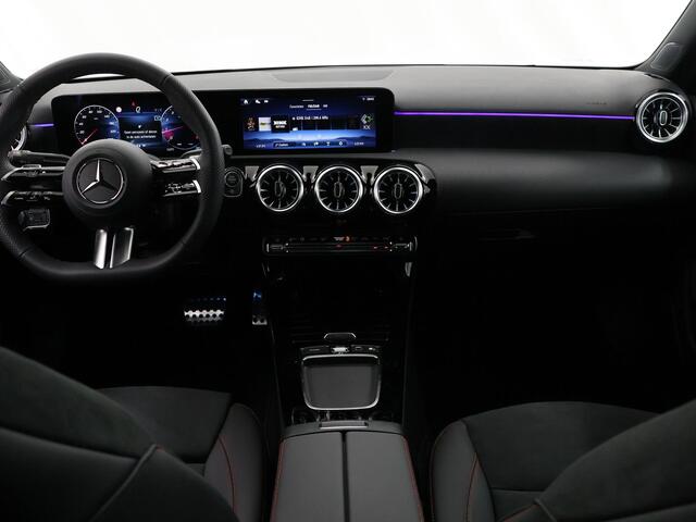 Mercedes-Benz A-KLASSE 180 Limousine Star Edition AMG Line | Night pakket | Camera | Panoramadak |