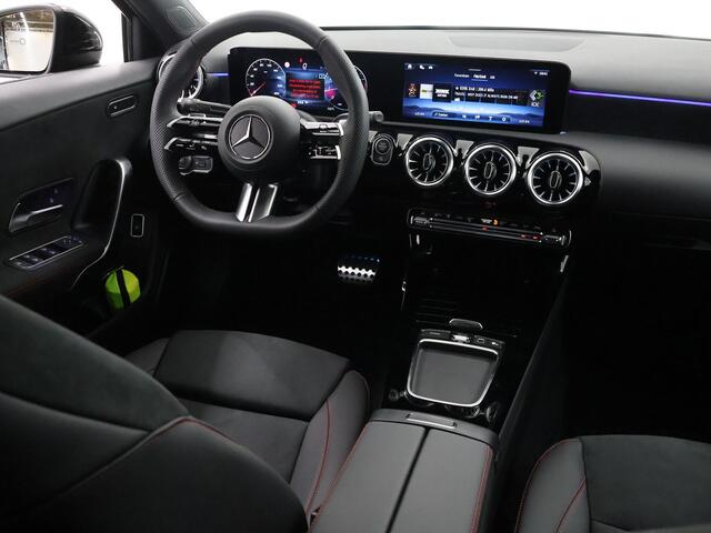 Mercedes-Benz A-KLASSE 180 Limousine Star Edition AMG Line | Night pakket | Camera | Panoramadak |
