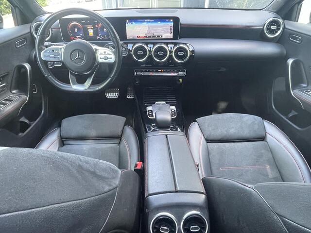 Mercedes-Benz A-KLASSE 180 AMG line | Panoramadak | Nightpakket |