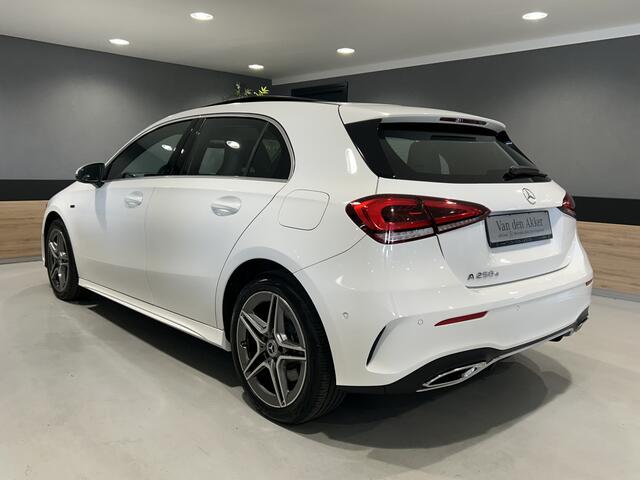 Mercedes-Benz A-KLASSE 250e AMG // Panormadak // Leder // Trekhaak // Distronic // Sfeerverlichting // Stoelverwarming