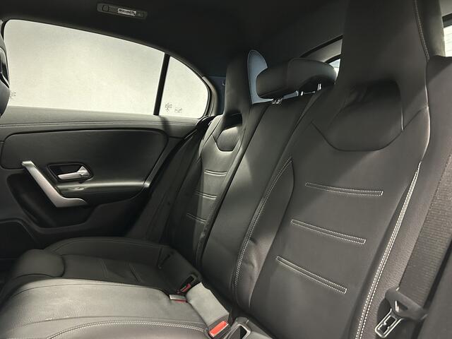 Mercedes-Benz A-KLASSE 250e AMG // Panormadak // Leder // Trekhaak // Distronic // Sfeerverlichting // Stoelverwarming