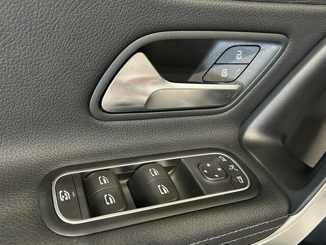Mercedes-Benz A-KLASSE 250e AMG // Panormadak // Leder // Trekhaak // Distronic // Sfeerverlichting // Stoelverwarming