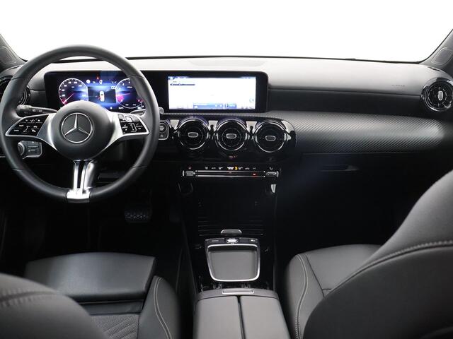 Mercedes-Benz A-KLASSE 180 Star Edition Stoelverwarming | 2x groot scherm | Led verl. | spiegelpakket | Achteruitrij camera |
