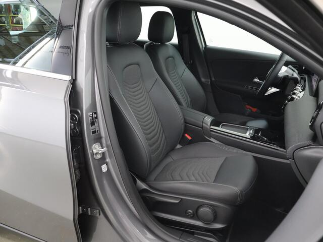 Mercedes-Benz A-KLASSE 180 Star Edition Stoelverwarming | 2x groot scherm | Led verl. | spiegelpakket | Achteruitrij camera |