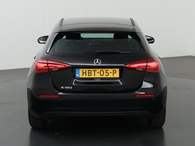Mercedes-Benz A-KLASSE 180 Star Edition | Widescreen | Achteruitrijcamera | Led-koplampen | Parkeer assistent | Stoelverwarming |