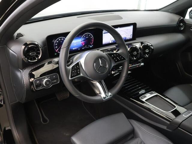 Mercedes-Benz A-KLASSE 180 Star Edition | Widescreen | Achteruitrijcamera | Led-koplampen | Parkeer assistent | Stoelverwarming |