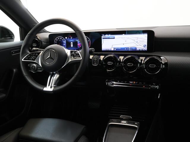 Mercedes-Benz A-KLASSE 180 Star Edition | Widescreen | Achteruitrijcamera | Led-koplampen | Parkeer assistent | Stoelverwarming |