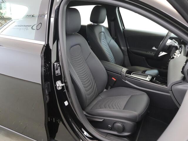 Mercedes-Benz A-KLASSE 180 Star Edition | Widescreen | Achteruitrijcamera | Led-koplampen | Parkeer assistent | Stoelverwarming |