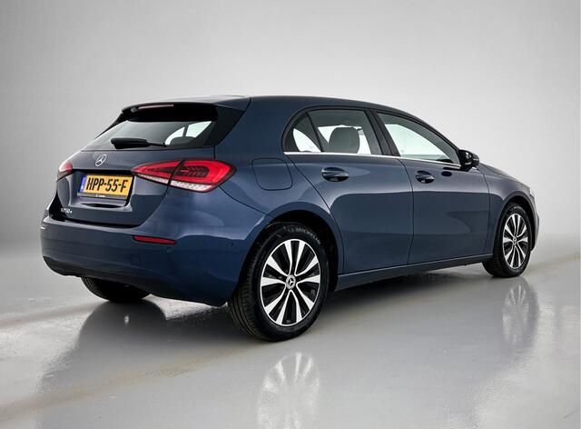 Mercedes-Benz A-KLASSE 250 e Plug-In Hybride | Auto Show Tilburg | Lichtmetalen velgen | MBUX wide screen | Navigatie \ Parking support met camera achter | Inclusief 24 maanden MB Certified garantie voor Europa.