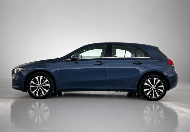 Mercedes-Benz A-KLASSE 250 e Plug-In Hybride | Auto Show Tilburg | Lichtmetalen velgen | MBUX wide screen | Navigatie \ Parking support met camera achter | Inclusief 24 maanden MB Certified garantie voor Europa.