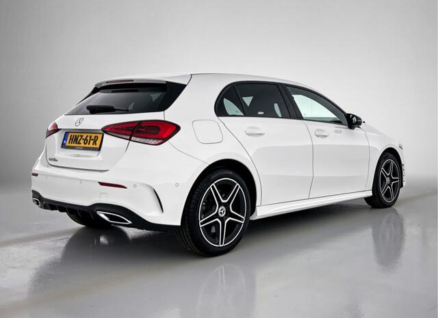 Mercedes-Benz A-KLASSE 250 e AMG Plug-In Hybride Auto Show Tilburg | 5 spaaks lichtmetalen velgen | MBUX wide screen | Navigatie | Parking support met camera achter | Inclusief 24 maanden Mercedes-Benz Certified garantie voor Europa.