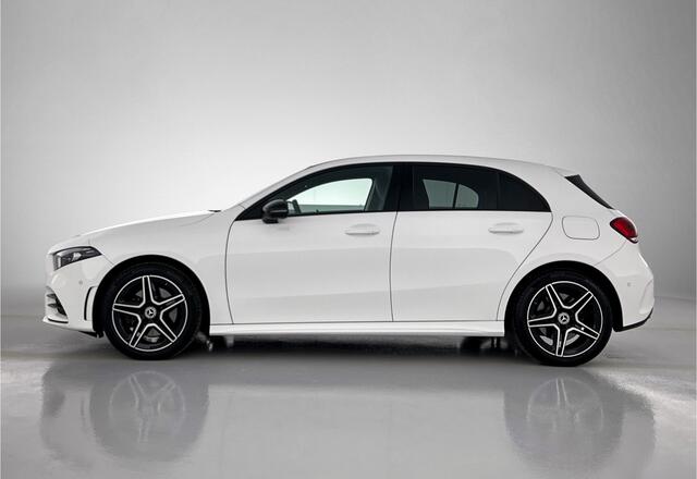 Mercedes-Benz A-KLASSE 250 e AMG Plug-In Hybride Auto Show Tilburg | 5 spaaks lichtmetalen velgen | MBUX wide screen | Navigatie | Parking support met camera achter | Inclusief 24 maanden Mercedes-Benz Certified garantie voor Europa.