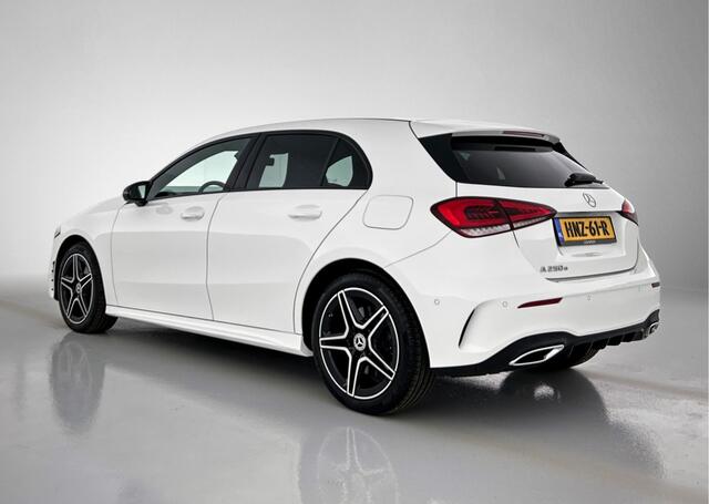 Mercedes-Benz A-KLASSE 250 e AMG Plug-In Hybride Auto Show Tilburg | 5 spaaks lichtmetalen velgen | MBUX wide screen | Navigatie | Parking support met camera achter | Inclusief 24 maanden Mercedes-Benz Certified garantie voor Europa.