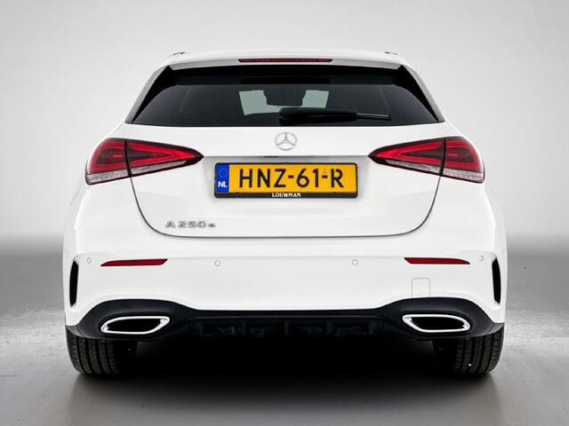 Mercedes-Benz A-KLASSE 250 e AMG Plug-In Hybride Auto Show Tilburg | 5 spaaks lichtmetalen velgen | MBUX wide screen | Navigatie | Parking support met camera achter | Inclusief 24 maanden Mercedes-Benz Certified garantie voor Europa.