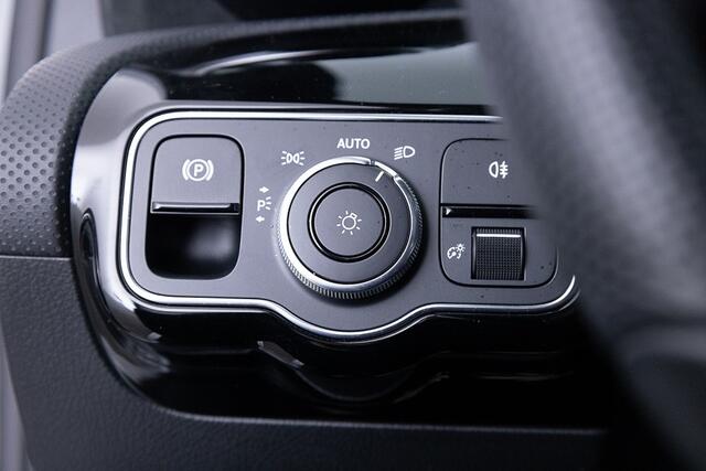 Mercedes-Benz A-KLASSE 180 Business Solution AMG Automaat *HEMELVAART OPEN v.a 11u tot 17u*