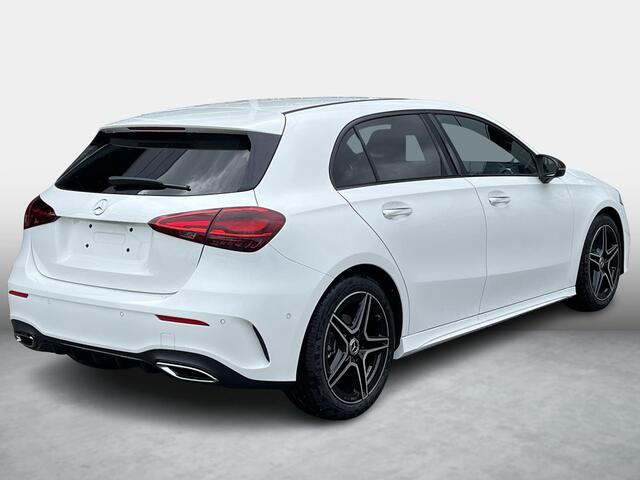 Mercedes-Benz A-KLASSE 180 Star Edition AMG LIMITED | Night Pakket | Donkergetint Glas Achter | Sfeerverlichting | Stoelverwarming | Parkeersensoren | Achteruitrijcamera | Elektrisch Inklapbare Buitenspiegels