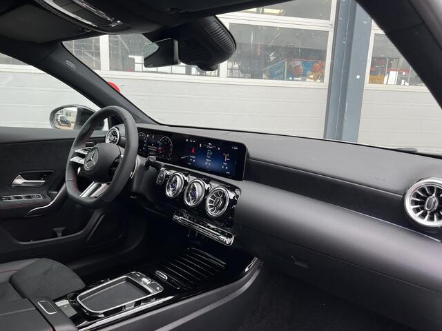 Mercedes-Benz A-KLASSE 180 Star Edition AMG LIMITED | Night Pakket | Donkergetint Glas Achter | Sfeerverlichting | Stoelverwarming | Parkeersensoren | Achteruitrijcamera | Elektrisch Inklapbare Buitenspiegels