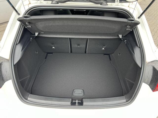 Mercedes-Benz A-KLASSE 180 Star Edition AMG LIMITED | Night Pakket | Donkergetint Glas Achter | Sfeerverlichting | Stoelverwarming | Parkeersensoren | Achteruitrijcamera | Elektrisch Inklapbare Buitenspiegels