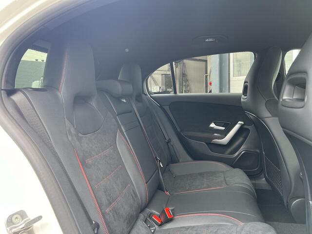 Mercedes-Benz A-KLASSE 180 Star Edition AMG LIMITED | Night Pakket | Donkergetint Glas Achter | Sfeerverlichting | Stoelverwarming | Parkeersensoren | Achteruitrijcamera | Elektrisch Inklapbare Buitenspiegels