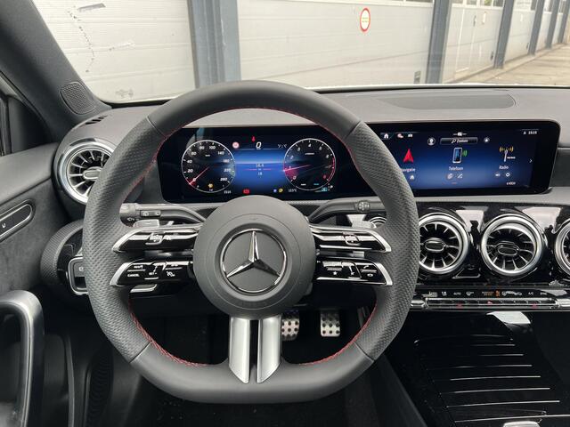 Mercedes-Benz A-KLASSE 180 Star Edition AMG LIMITED | Night Pakket | Donkergetint Glas Achter | Sfeerverlichting | Stoelverwarming | Parkeersensoren | Achteruitrijcamera | Elektrisch Inklapbare Buitenspiegels