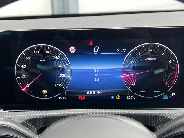 Mercedes-Benz A-KLASSE 180 Star Edition AMG LIMITED | Night Pakket | Donkergetint Glas Achter | Sfeerverlichting | Stoelverwarming | Parkeersensoren | Achteruitrijcamera | Elektrisch Inklapbare Buitenspiegels