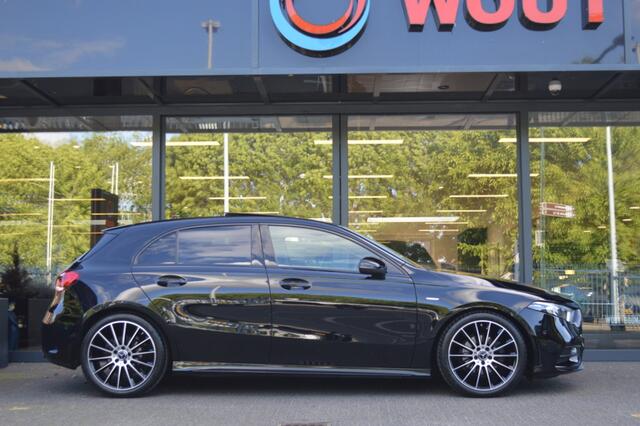 Mercedes-Benz A-KLASSE 180 AMG Led Panorama Widescreen Sfeer Camera Night Augmented Pdc
