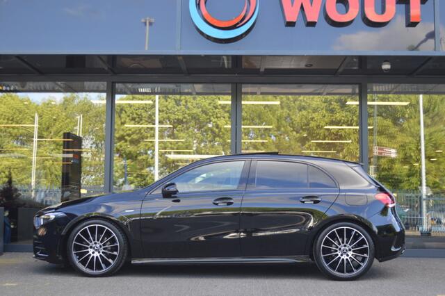 Mercedes-Benz A-KLASSE 180 AMG Led Panorama Widescreen Sfeer Camera Night Augmented Pdc