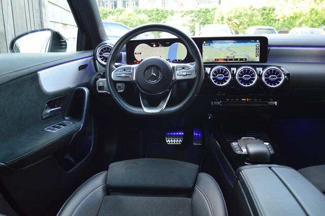 Mercedes-Benz A-KLASSE 180 AMG Led Panorama Widescreen Sfeer Camera Night Augmented Pdc