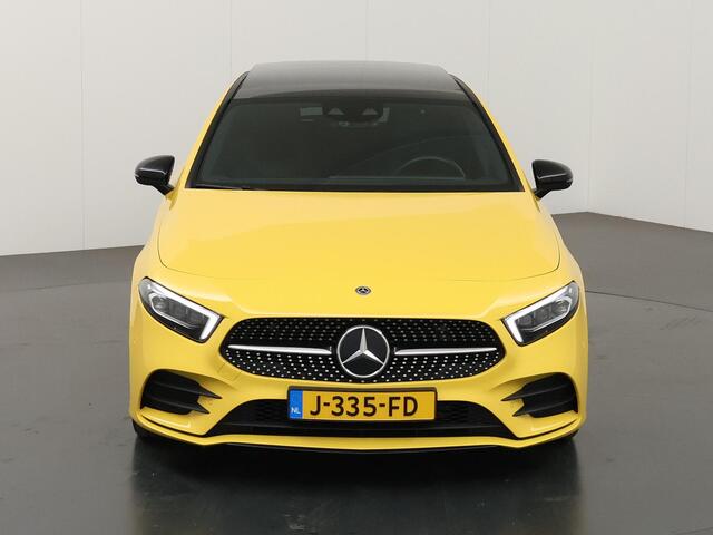 Mercedes-Benz A-KLASSE 180 Business Solution AMG | Panoramadak | Night | Keyless | Achteruitrijcamera | Multibeam Led | Apple carplay/Android auto | Sfeerverlichting | Advanced sound system