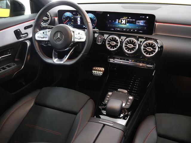 Mercedes-Benz A-KLASSE 180 Business Solution AMG | Panoramadak | Night | Keyless | Achteruitrijcamera | Multibeam Led | Apple carplay/Android auto | Sfeerverlichting | Advanced sound system