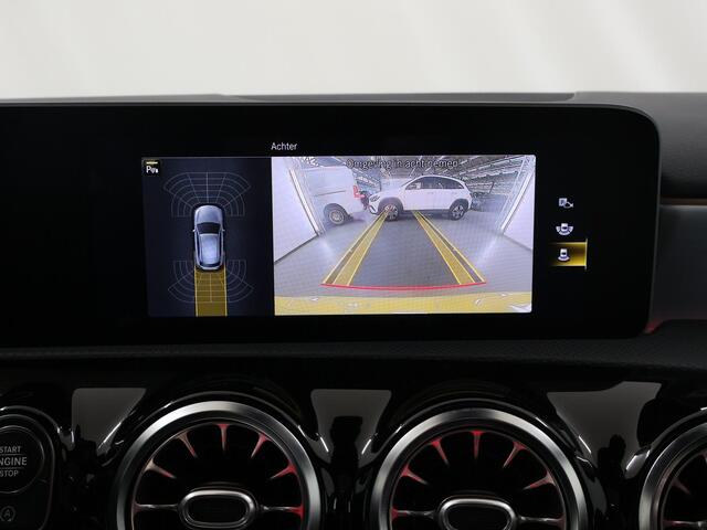 Mercedes-Benz A-KLASSE 180 Business Solution AMG | Panoramadak | Night | Keyless | Achteruitrijcamera | Multibeam Led | Apple carplay/Android auto | Sfeerverlichting | Advanced sound system