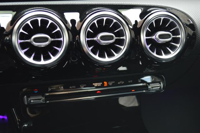 Mercedes-Benz A-KLASSE 250 e AMG Led Panorama Widescreen Sfeer Camera Night Augmented Pdc
