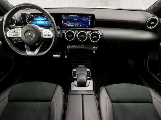 Mercedes-Benz A-KLASSE 180 AMG Sport Night Upgrade (SCHUIFDAK, GROOT NAVI, LEDER/ALCANTARA, STOELVERWARMING, WIDESCREEN, SPORTSTOELEN, CAMERA, GETINT GLAS, NIEUWSTAAT)