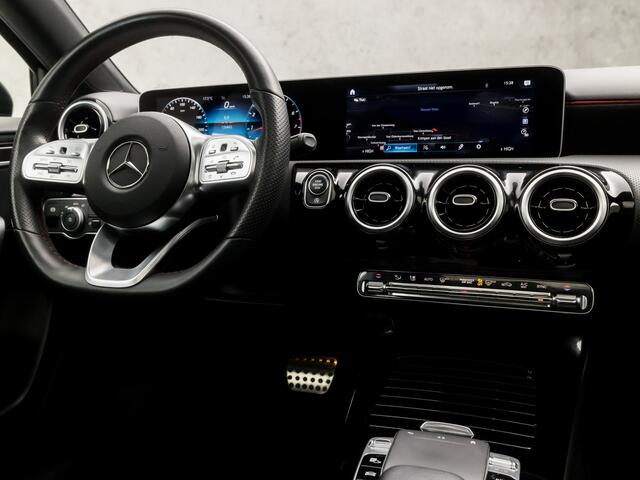 Mercedes-Benz A-KLASSE 180 AMG Sport Night Upgrade (SCHUIFDAK, GROOT NAVI, LEDER/ALCANTARA, STOELVERWARMING, WIDESCREEN, SPORTSTOELEN, CAMERA, GETINT GLAS, NIEUWSTAAT)