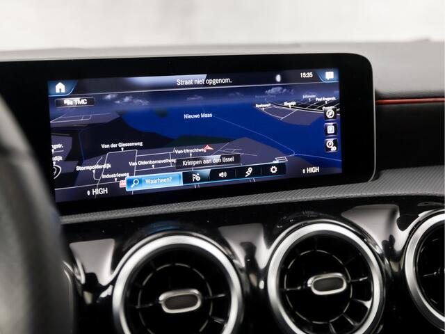 Mercedes-Benz A-KLASSE 180 AMG Sport Night Upgrade (SCHUIFDAK, GROOT NAVI, LEDER/ALCANTARA, STOELVERWARMING, WIDESCREEN, SPORTSTOELEN, CAMERA, GETINT GLAS, NIEUWSTAAT)