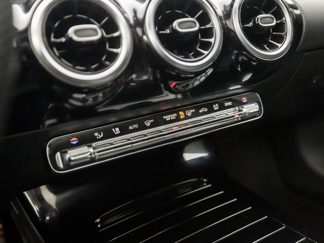 Mercedes-Benz A-KLASSE 180 AMG Sport Night Upgrade (SCHUIFDAK, GROOT NAVI, LEDER/ALCANTARA, STOELVERWARMING, WIDESCREEN, SPORTSTOELEN, CAMERA, GETINT GLAS, NIEUWSTAAT)