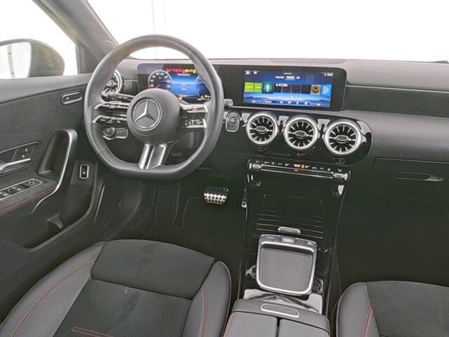 Mercedes-Benz A-KLASSE 250 e AMG Face Lift Plug-In Hybride AMG Line Advanced Plus | Night Pakket | Trekhaak Sfeerverlichting | Stuur en Stoelverwarming. Inclusief 24 maanden MB Certified garantie voor Europa.