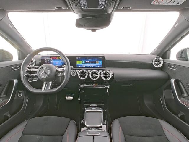 Mercedes-Benz A-KLASSE 250 e AMG Face Lift Plug-In Hybride AMG Line Advanced Plus | Night Pakket | Trekhaak Sfeerverlichting | Stuur en Stoelverwarming. Inclusief 24 maanden MB Certified garantie voor Europa.