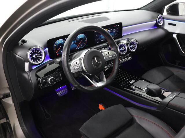 Mercedes-Benz A-KLASSE 180 Business Solution AMG | Panoramadak | Night | Stoelverwarming | Sfeerverlichting | Achteruitrijcamera |