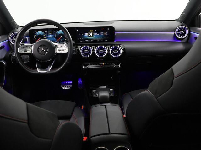 Mercedes-Benz A-KLASSE 180 Business Solution AMG | Panoramadak | Night | Stoelverwarming | Sfeerverlichting | Achteruitrijcamera |