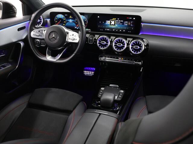 Mercedes-Benz A-KLASSE 180 Business Solution AMG | Panoramadak | Night | Stoelverwarming | Sfeerverlichting | Achteruitrijcamera |