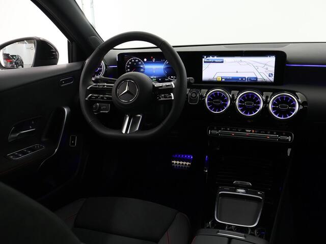 Mercedes-Benz A-KLASSE 250 e AMG Line | Panoramadak | Night | Sfeerverlichting | Achteruitrijcamera | Stuurverwarming