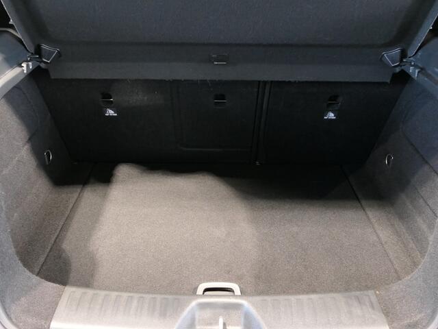 Mercedes-Benz A-KLASSE 180 Ambition - *AMG-LINE!* *Afneembare trekhaak & Panoramadak!* - Stuurverwarming, 18" LMV