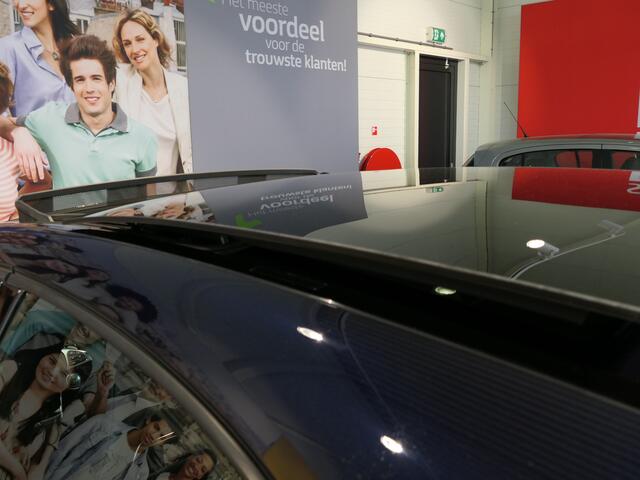 Mercedes-Benz A-KLASSE 180 Ambition - *AMG-LINE!* *Afneembare trekhaak & Panoramadak!* - Stuurverwarming, 18" LMV