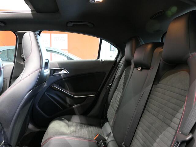 Mercedes-Benz A-KLASSE 180 Ambition - *AMG-LINE!* *Afneembare trekhaak & Panoramadak!* - Stuurverwarming, 18" LMV